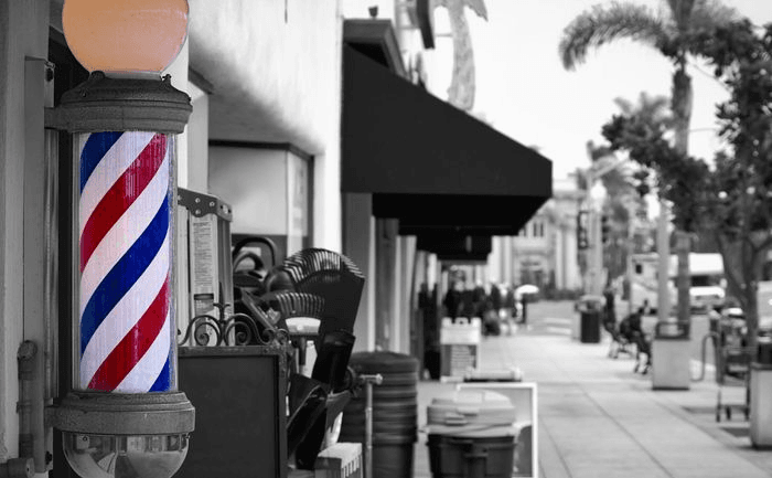 Tại sao tiệm hớt tóc Mỹ lại có cây cột ba màu xanh-trắng-đỏ?